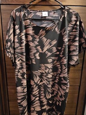 Cabi Women’s Black and Pink Short-Sleeve Patterned Top